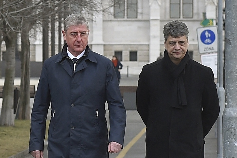 A DK hazaárulással vádolja a kormányt