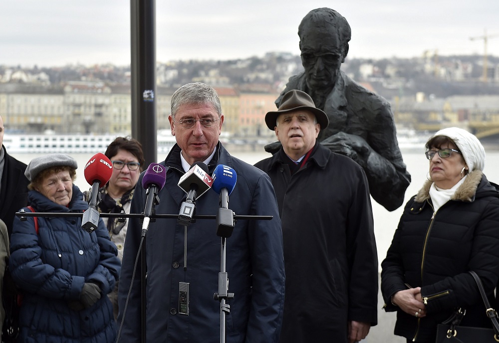 Feljelenti Lázár Jánost a DK