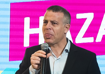 „Lefűrészeltetné minden második iskolapad lábát”