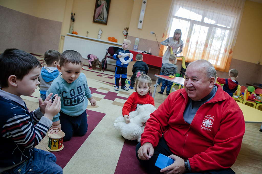 Reménytelen sorsú gyerekeken segítenek