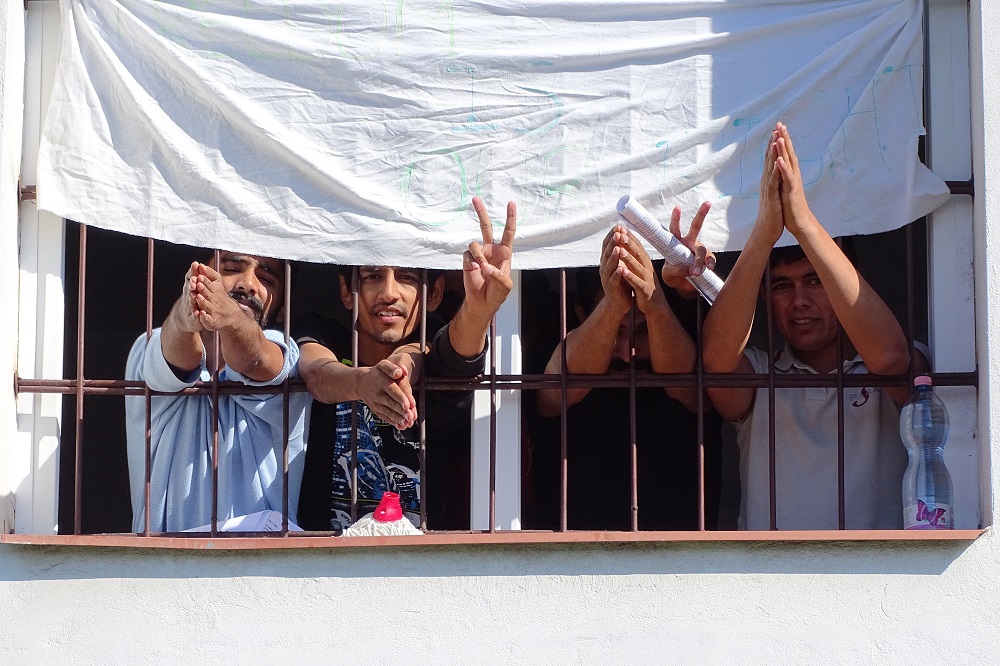 Hazudozásra képzik ki a migránsokat