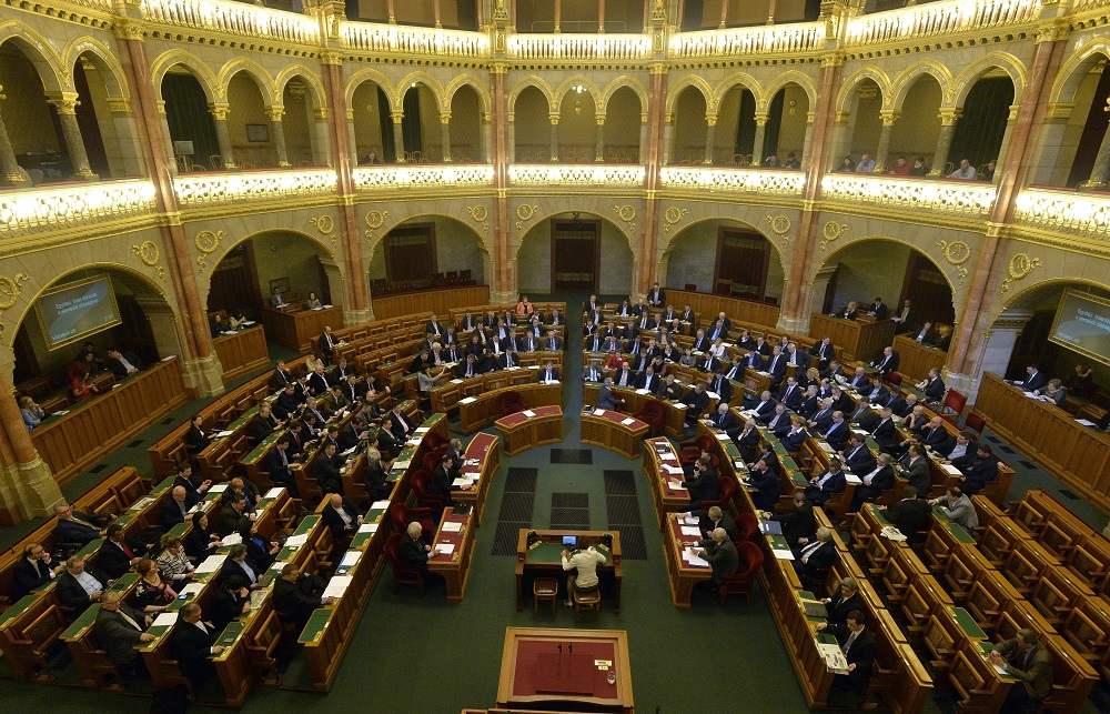 Benyújtotta a kormány a Stop Soros törvénycsomagot