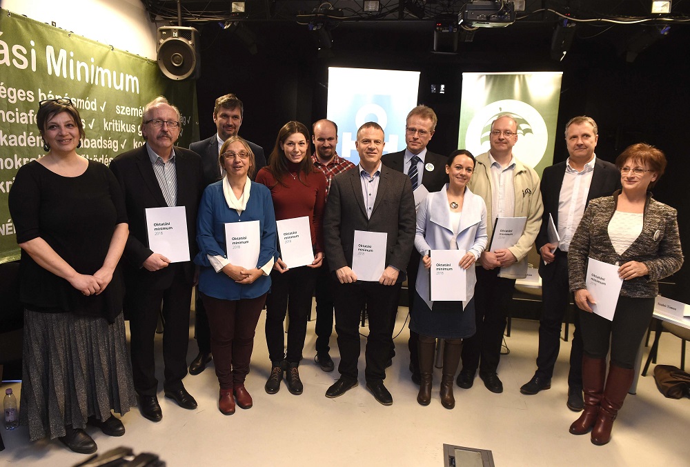 „Egy a dokumentum, egy a zászló”