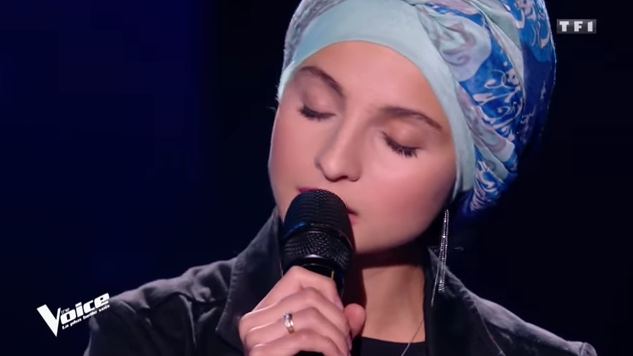 Lebukott a hidzsábos énekesnő