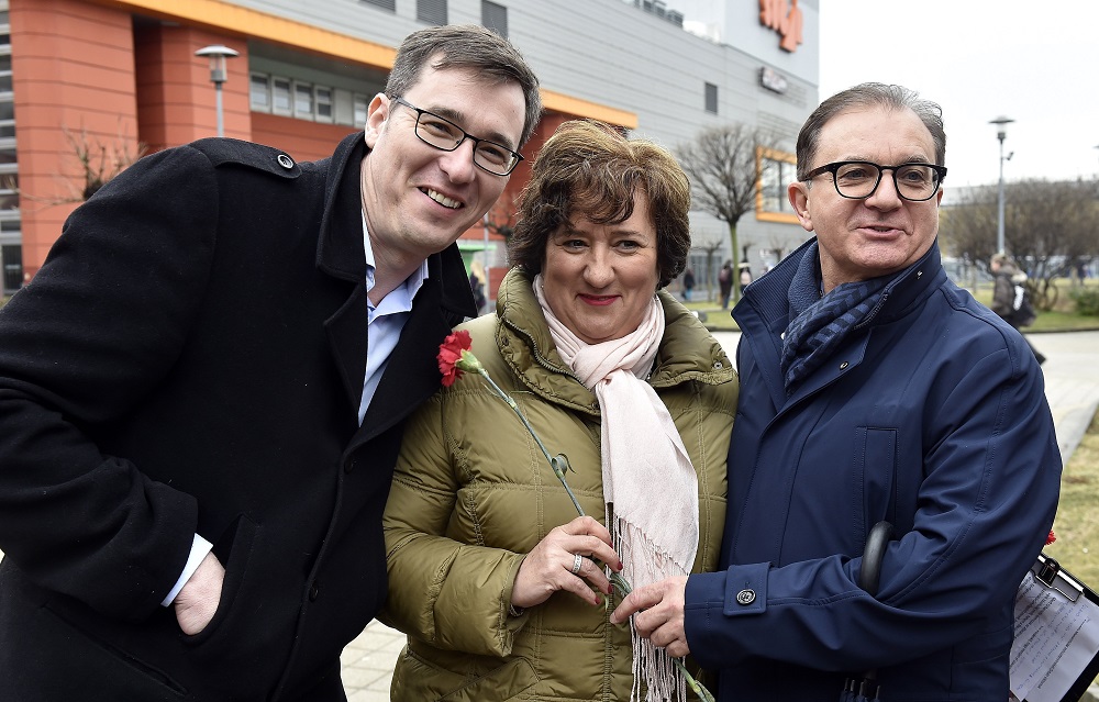 Szoci nőnapi konferencia – Kiikszelnék Lázár Jánost