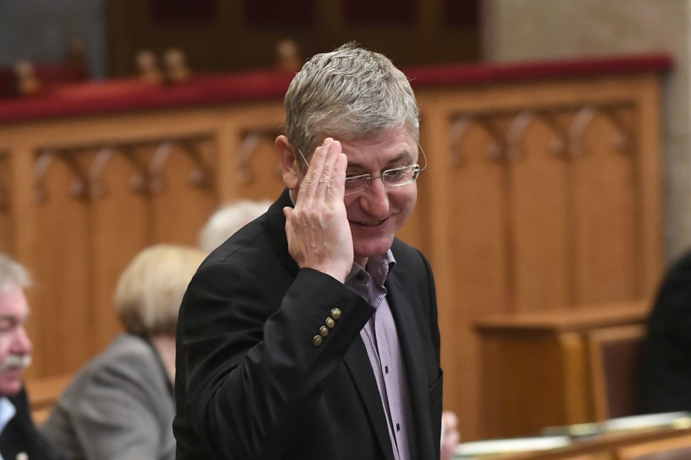 Gyurcsány lélegeztetőgép helyett tabletben számol