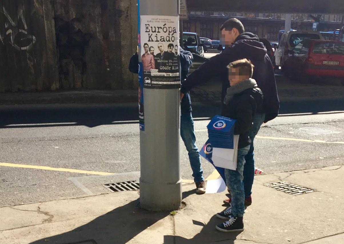 Iskolás gyerekekkel plakátoltatnak Gyurcsányék?