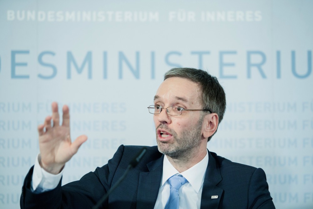 Az NGO-k akadályozzák a deportálást