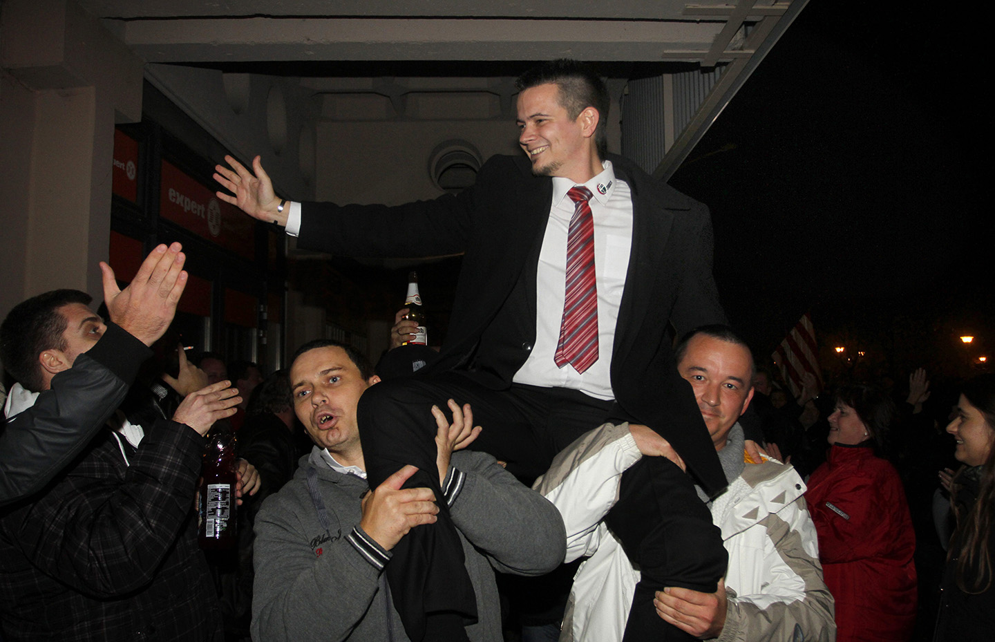 Anális erőszakkal fenyeget, de ő „is csak ember”