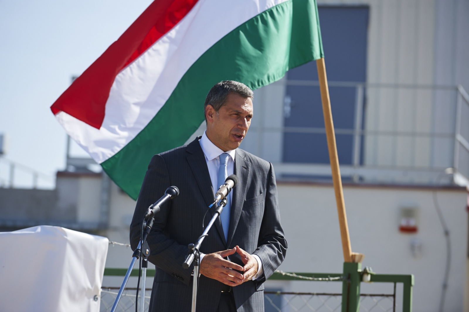 Lázár János is beadta a derekát