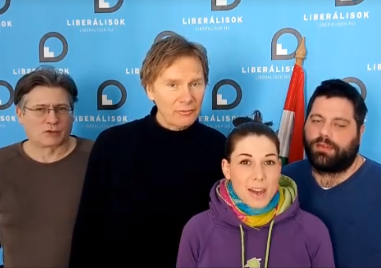 Petíciót indítottak az EU-zászlóért Fodorék