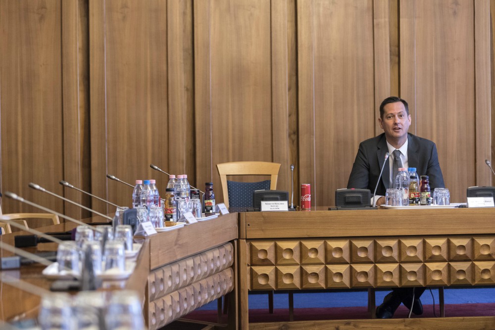 Soros emberei ülnek a bizottságban