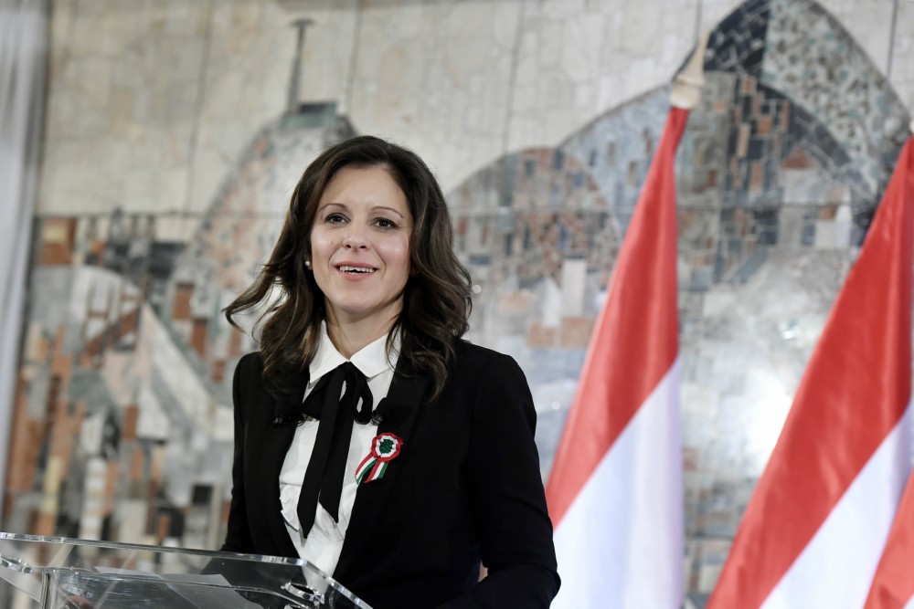 Szél Bernadett összefogna