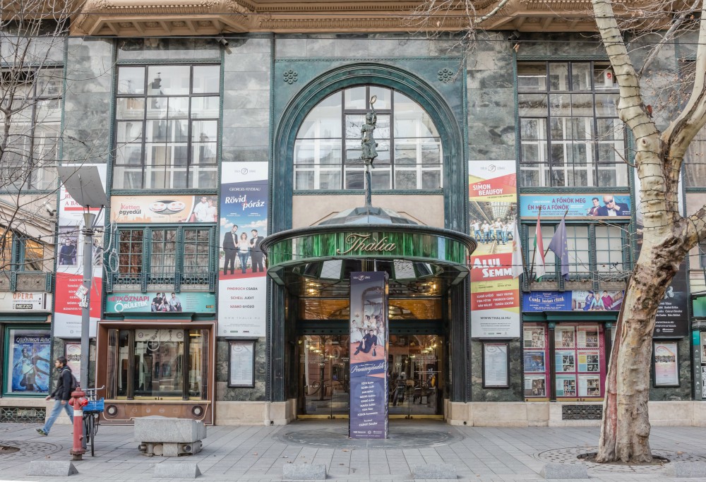 Megújulnak a színházak is