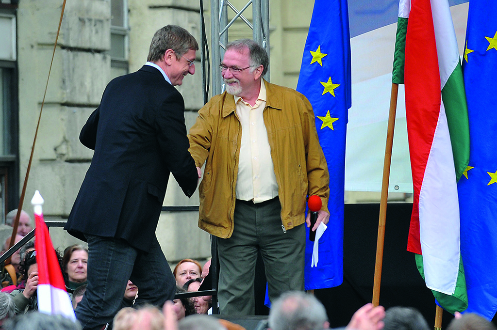 Vágók az LMP-DK front két oldalán