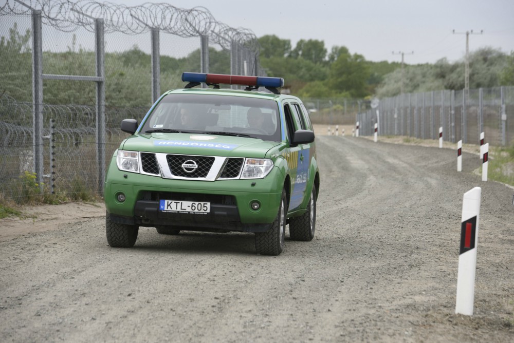 Tizenhét határsértőt tartóztattak fel