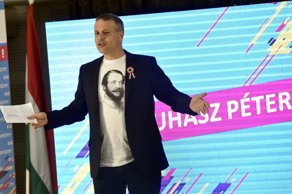 Mindenki hordjon fejkendőt