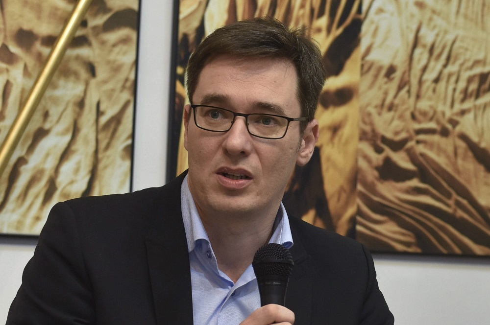 Karácsony a tűzzel játszik