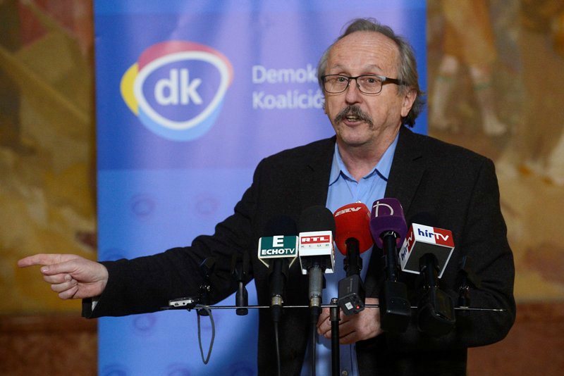 A DK Brüsszellel fenyegetőzik