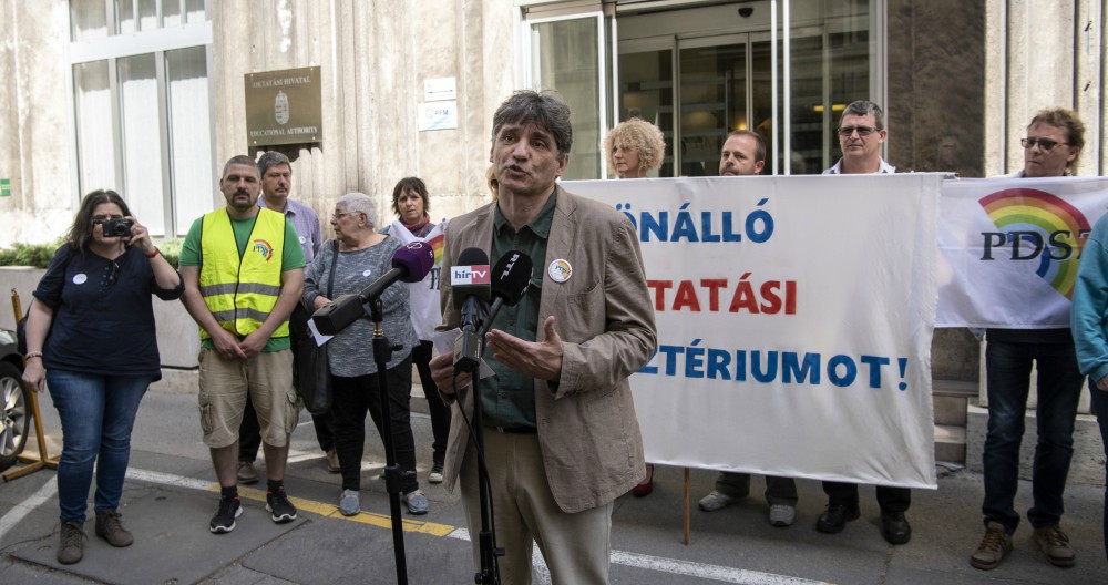 Az Emmi nem az utcán tárgyalna