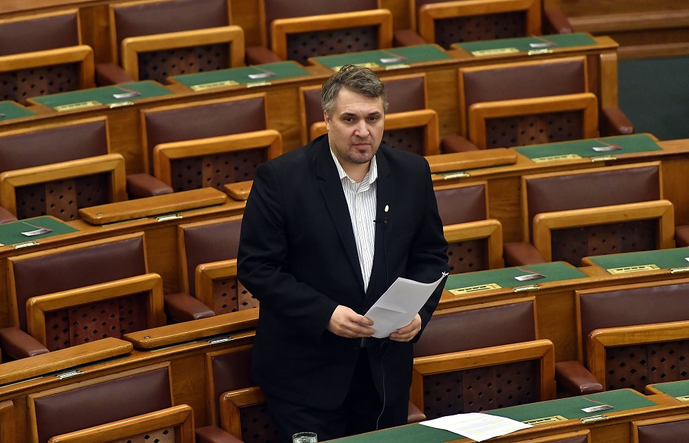 Hadházy eljátszotta a hattyú halálát?