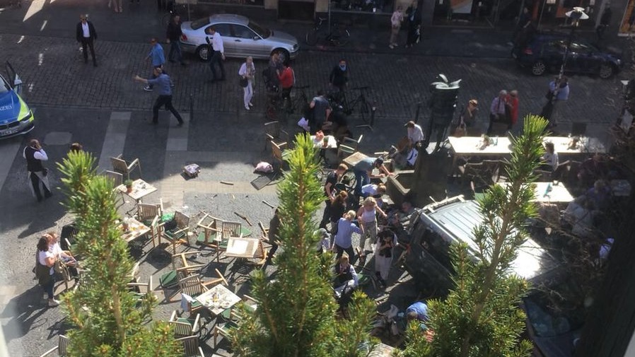 Tömegbe hajtott egy jármű Németországban