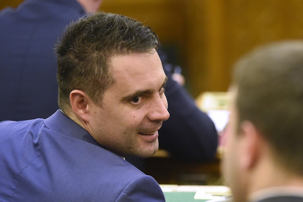 Vona bárkinek hátat fordítana