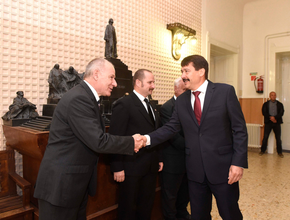 Bocsánatot kért a tüntetők helyett