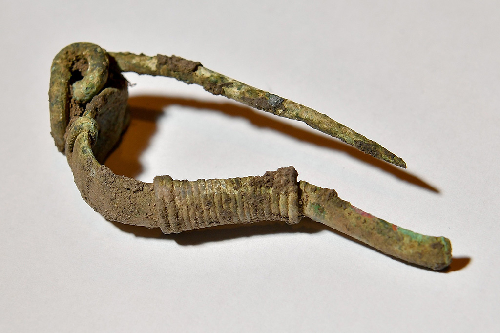 Különleges családi sírt tártak fel