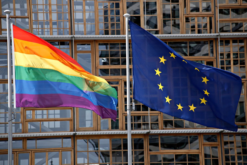 Konzervatívok a melegzászló felvonása ellen