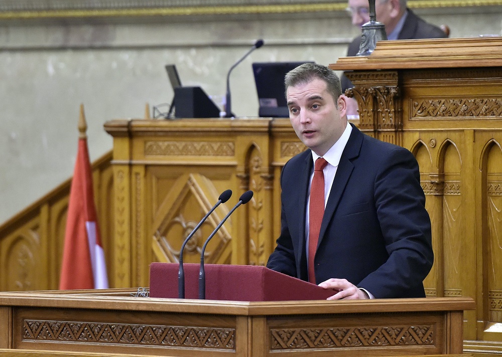 Komcsi trükkel vádolják a szocik Orbán Viktort