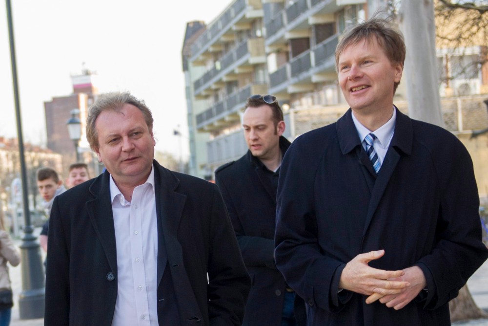 Hiller nekiesett Fodornak