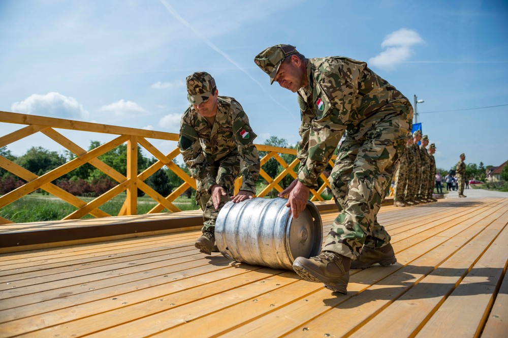 Átadták a felújított kolontári hidat
