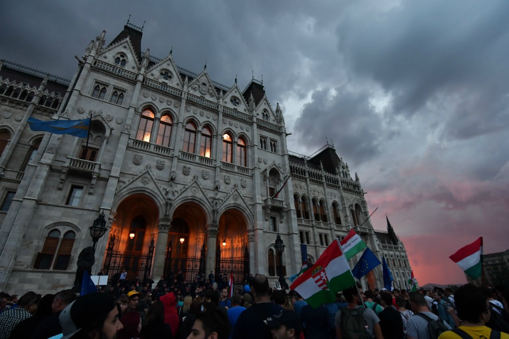 Jégeső zavarta meg a tüntetőket