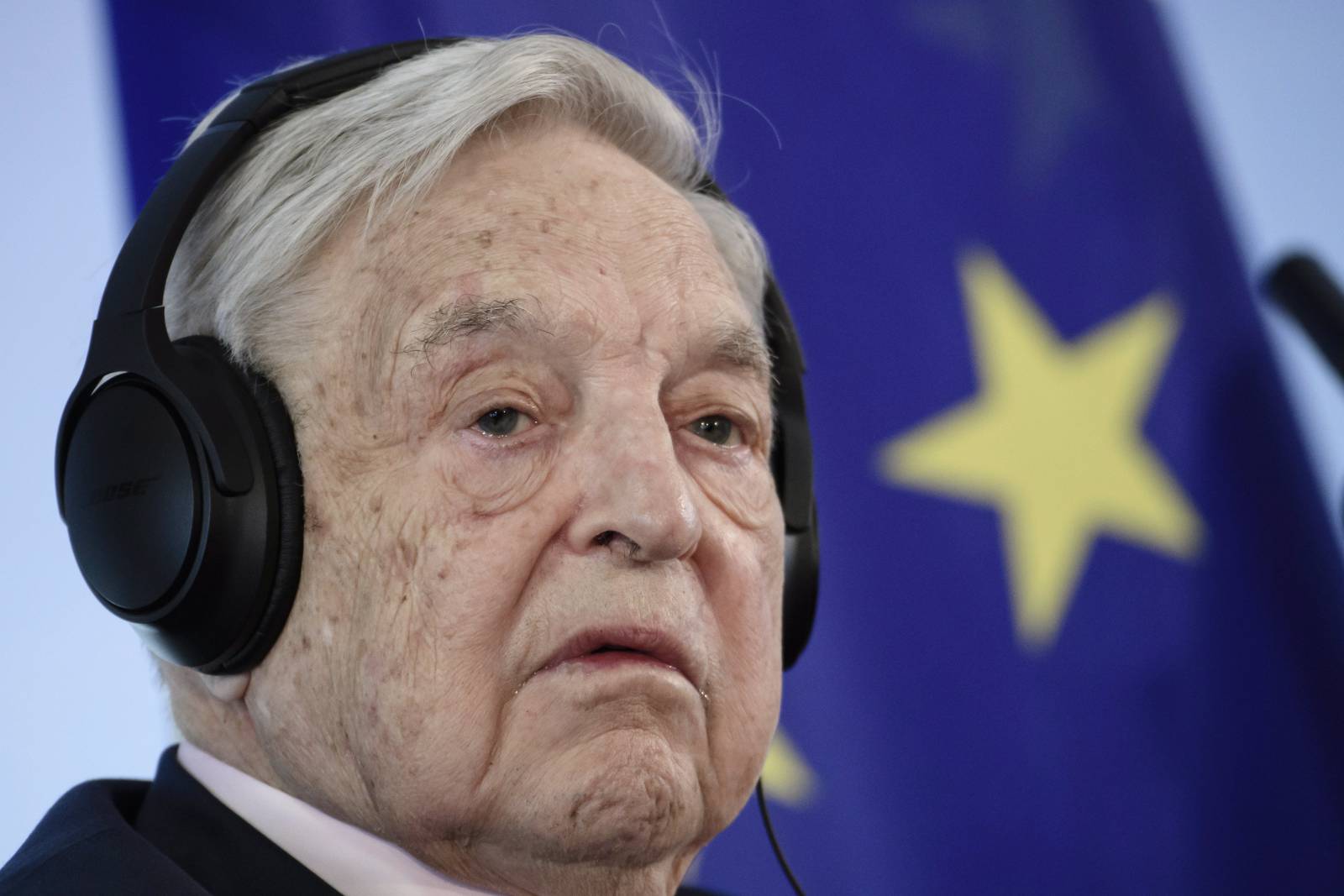 A nemzeti érdekek félretételét sürgeti Soros