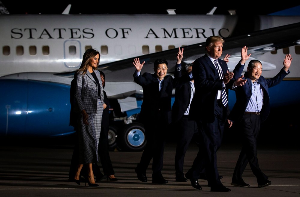 Hazaérkeztek az amerikai foglyok