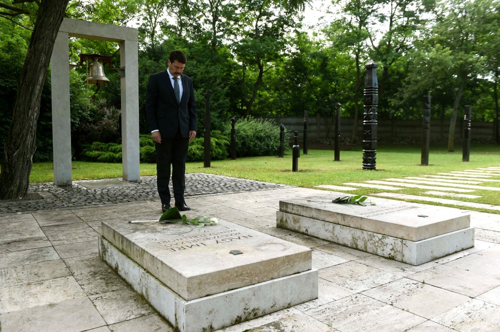 Áder János virágot helyezett el Nagy Imre sírjánál