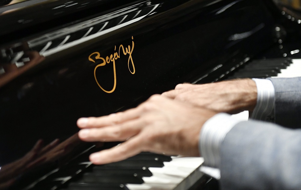 Bogányi Gergely ingyenes zongorakoncertet ad