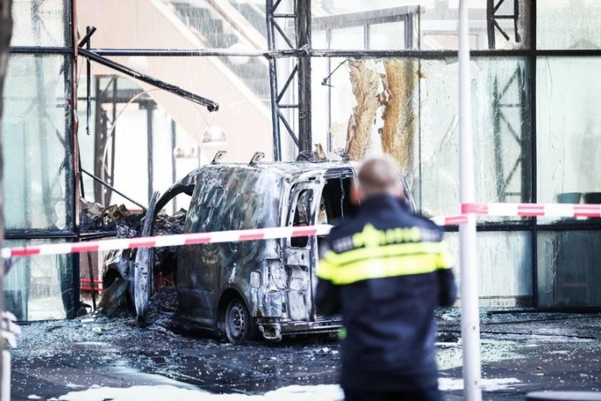 Kisteherautóval hajottak egy napilap irodájának