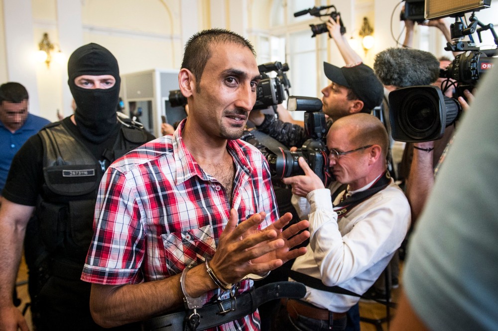 Huszonöt év fegyházbüntetés az embercsempészeknek