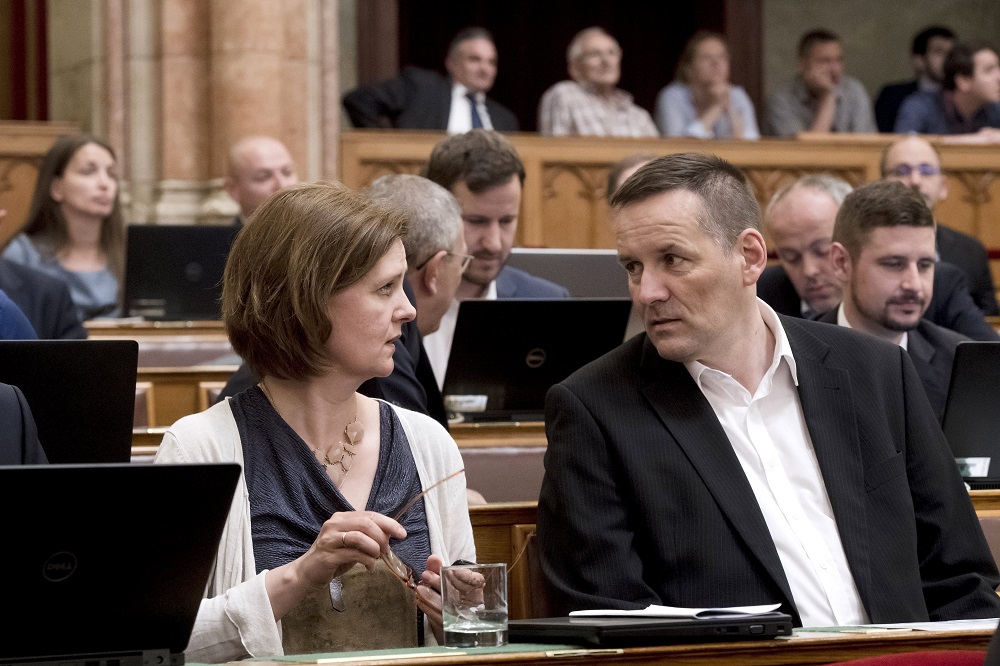 „Azt írja az újság…”