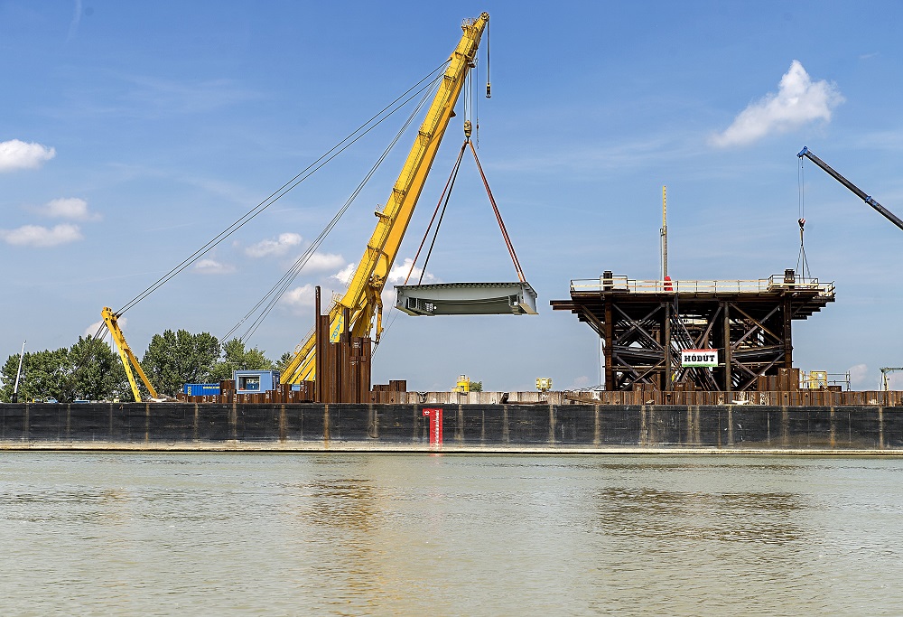 Épül az új komáromi Duna-híd