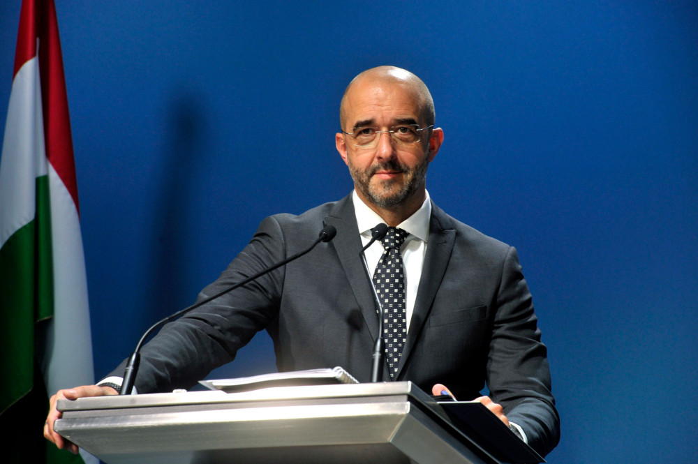 Csak a magyarok dönthessenek