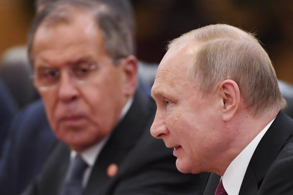 Az amerikaiak térfélen pattog a labda