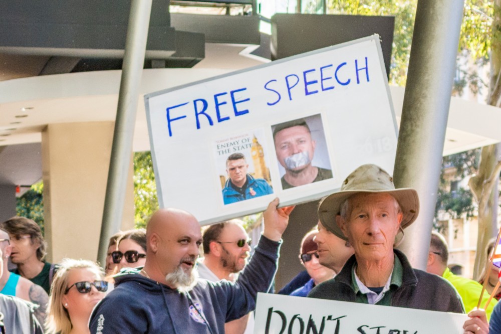 Tovább tüntetnek Robinson mellett