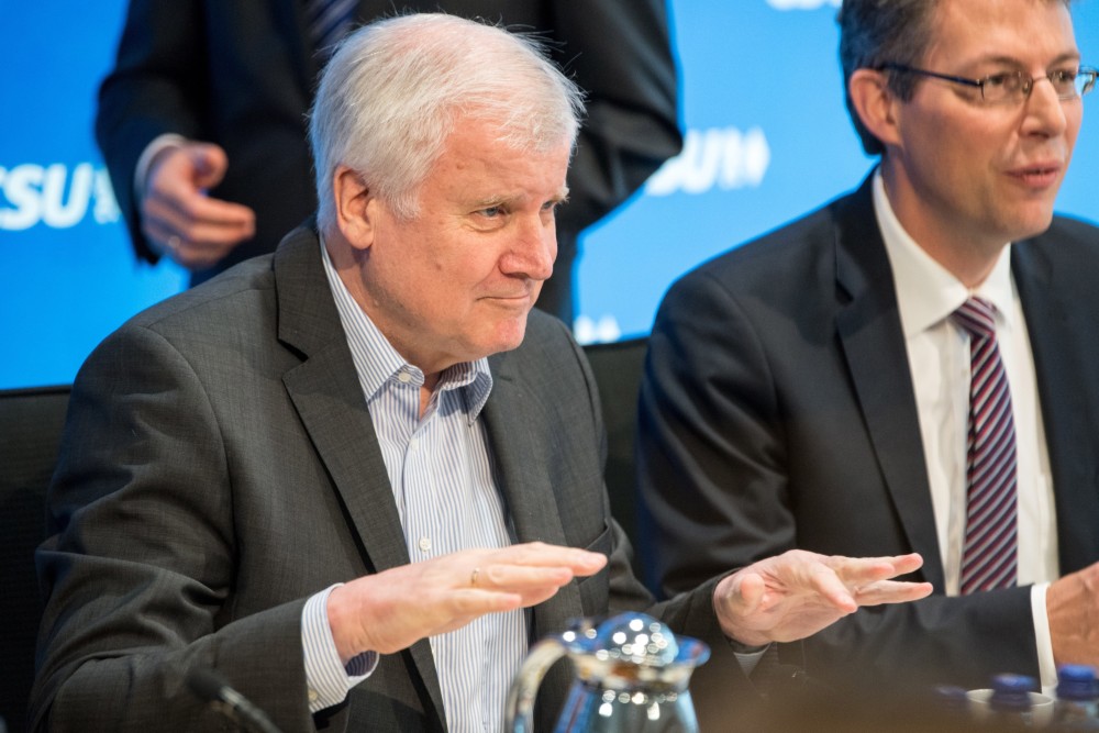 Seehofer kilátásba helyezte a kormánykoalíció felbontását