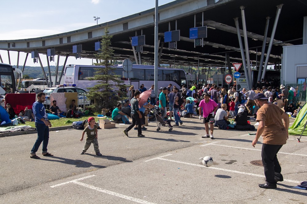 Szurkolói igazolvánnyal próbálkoznak a migránsok