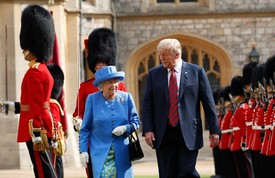 II. Erzsébet brit uralkodó (b) és Donald Trump amerikai elnök ellép a díszsorfal előtt a windsori kastélyban 2018. július 13-án. Trump kétnapos látogatáson tartózkodik a szigetországban. (MTI/AP/Pablo Martinez Monsivais)
