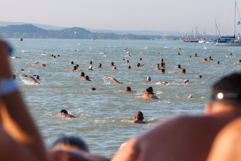 Több mint hétezren a Balaton-átúszáson