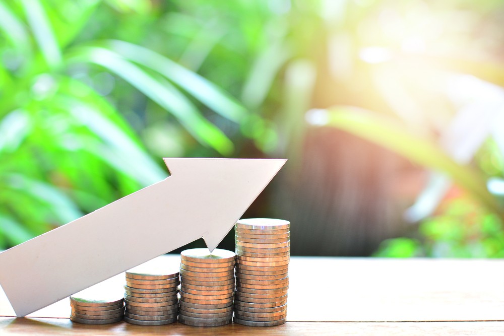 Először érkeznek meg az emelt minimálbérek a munkavállalók számláira